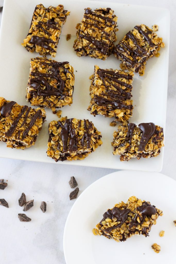 No-bake almond butter chocolate oat bars! A delicious and healthy snack recipe. fitnessista.com