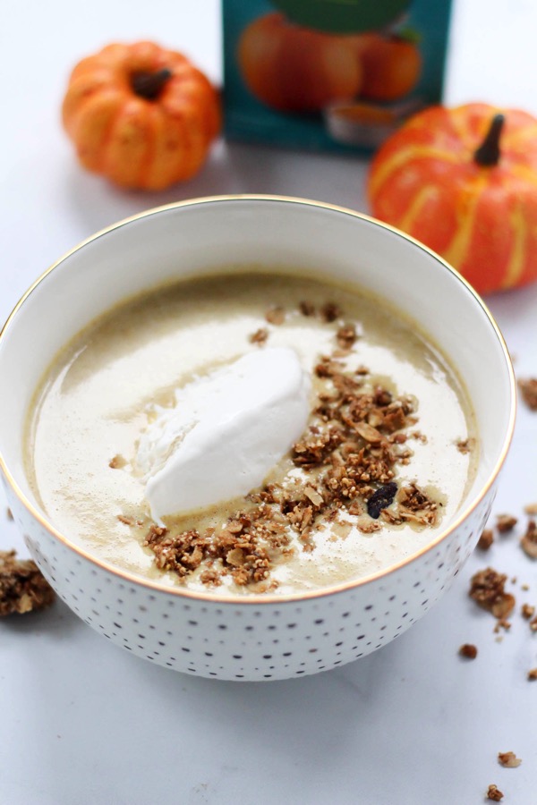 Pumpkin pie smoothie bowl - high protein, vegan, gluten-free | fitnessista.com