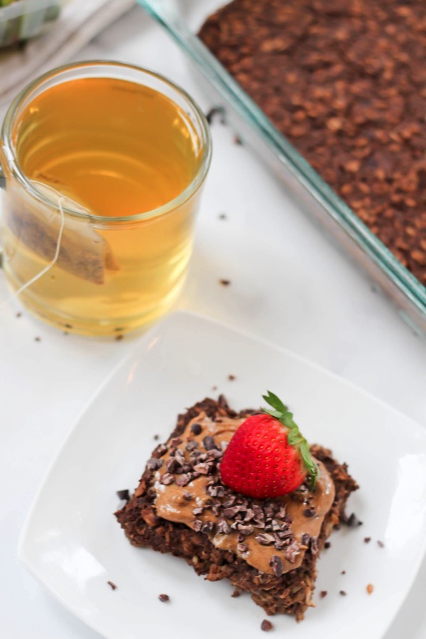 Protein baked chocolate oatmeal! This is the perfect healthy breakfast recipe for busy mornings. Just make in advance, grab, and eat! fitnessista.com #bakedoatmeal #proteinoatmeal