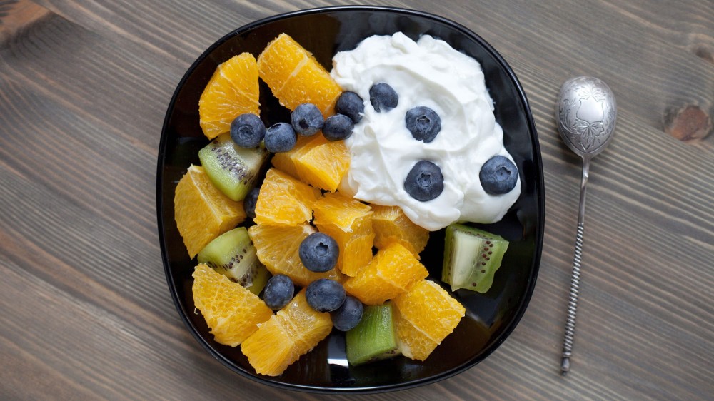 Skyr and fruit on a plate